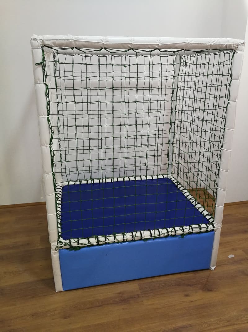 Mini trambolina sa zaštitnom mrežom i tapaciranim okvirom