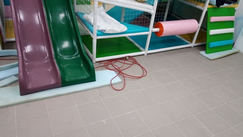 Montaža lavirinta sa dva tobogana — konstrukcija, meki valjak i stepenici pre završnih radova