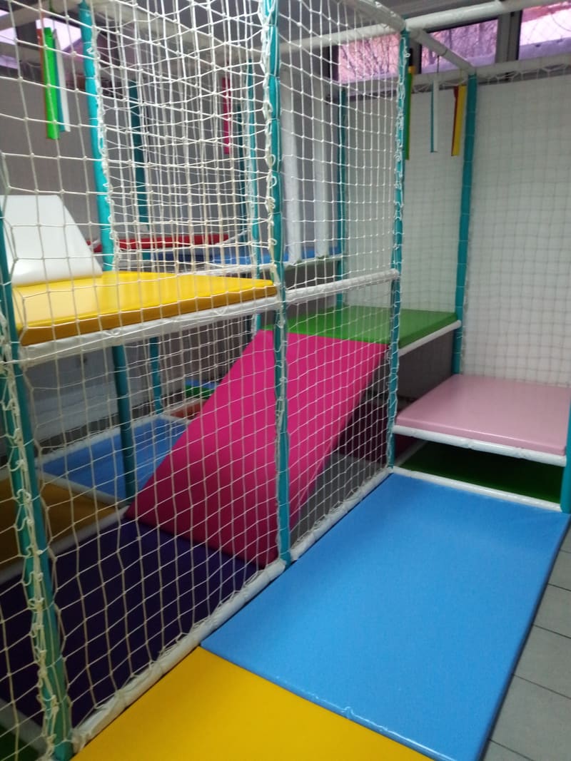 Unutrašnjost lavirinta sa rozom rampom, platformama i podlogama u boji
