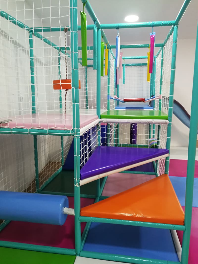 Narandžasti meki stepenik i plavi valjak u lavirintu