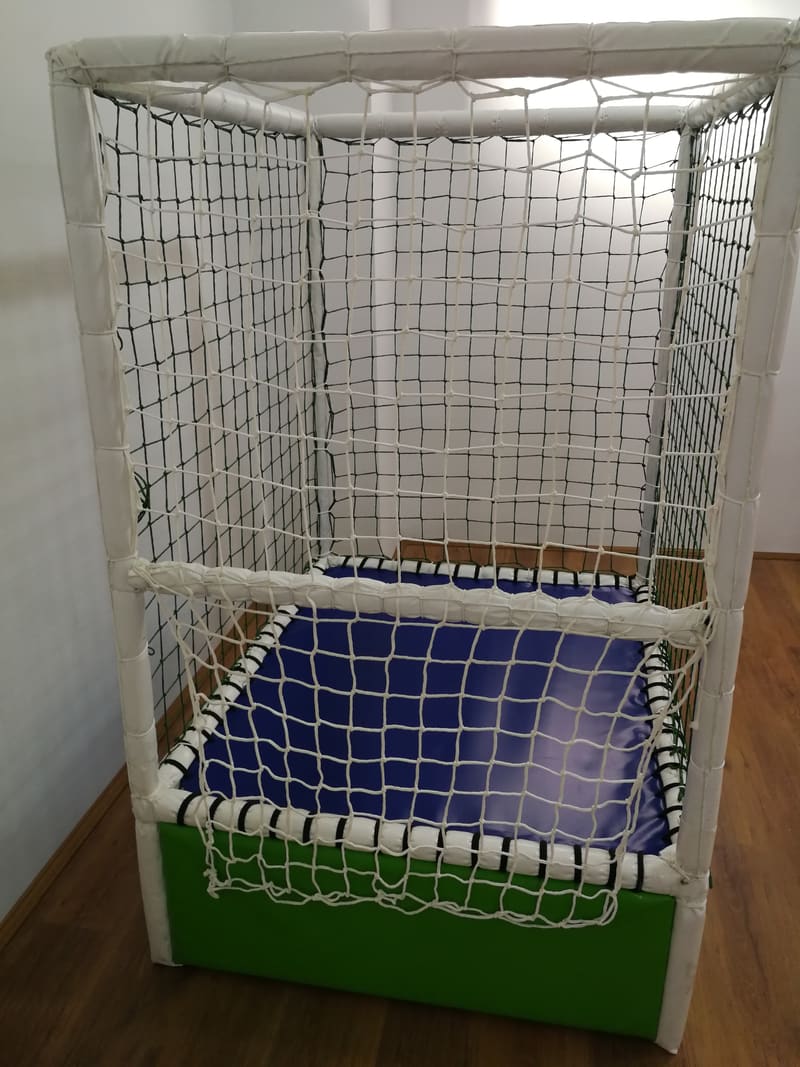 Mini trambolina u mrežastom kavezu, sa tapaciranim okvirom u zelenoj boji