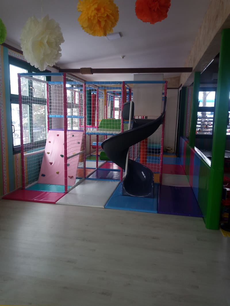 Lavirint sa penjalicom sa hvatovima, spiralnim toboganom i podlogama u boji