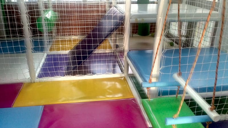Donji nivo lavirinta sa rampom, podlogama u boji i ljuljaškom na užadima