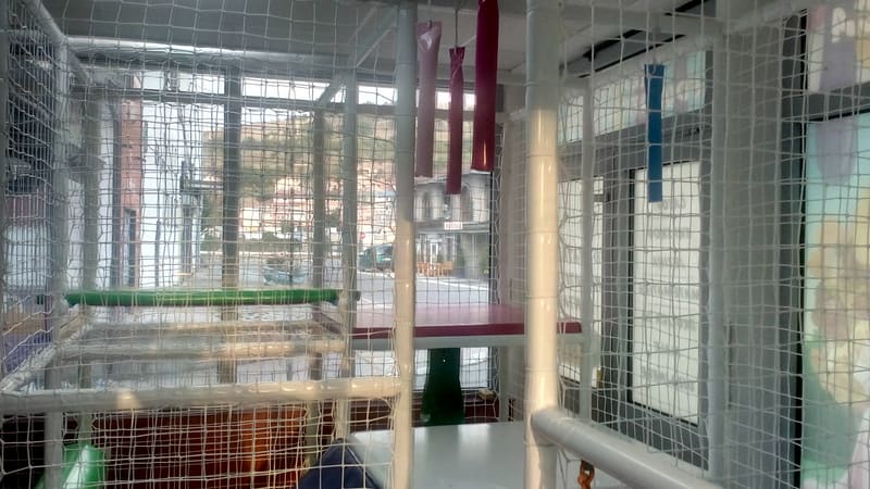 Gornji nivo lavirinta sa platformama i visećim mekim preprekama
