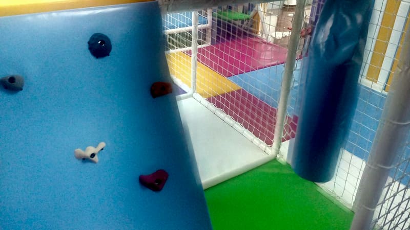 Hvatovi na penjalici izbliza i viseća vreća u lavirintu