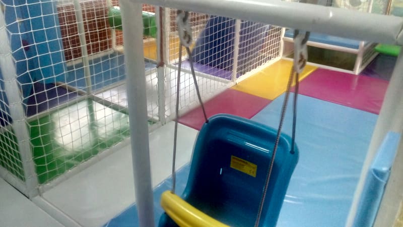 Ljuljaška za bebe iznad mekih podloga u lavirintu