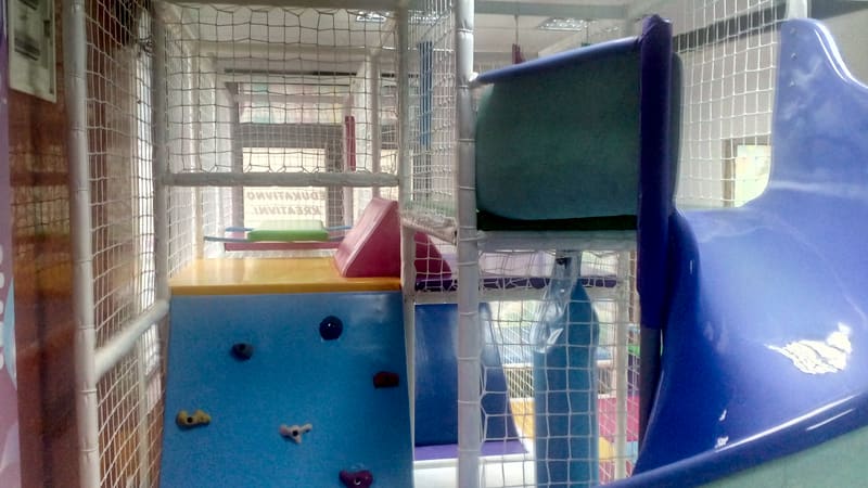 Penjalica sa hvatovima unutar lavirinta, pored spiralnog tobogana