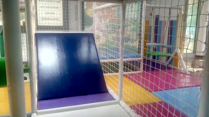 Plava meka rampa i podloge u boji na donjem nivou lavirinta