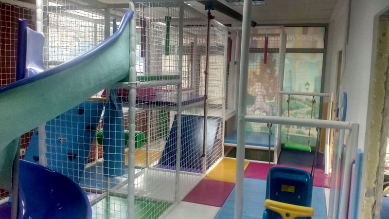 Spiralni tobogan, penjalica i ljuljaška za bebe uz lavirint sa mrežama