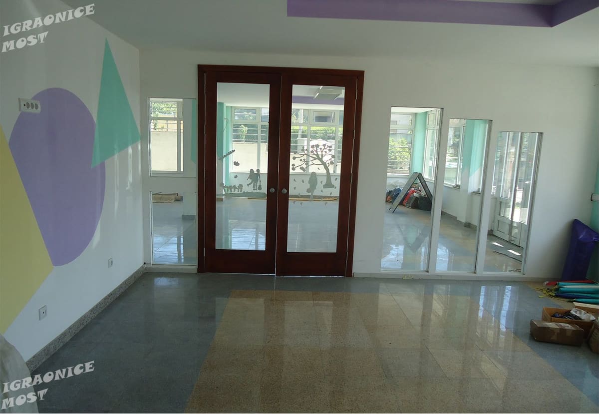Prostor pre opremanja — pregradni zid sa vratima i pripremljene površine