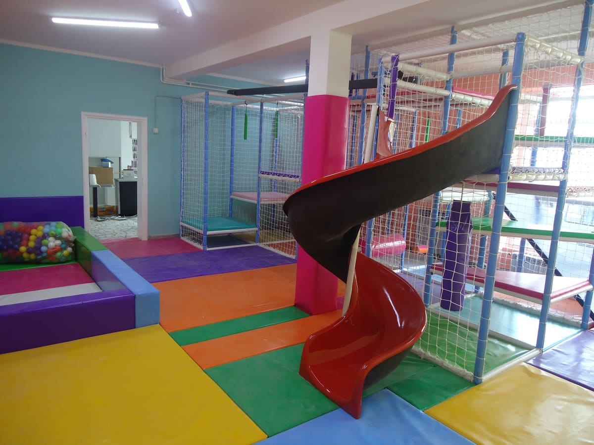 Dečija igraonica u Šidu — lavirint sa crvenim spiralnim toboganom, meki bazen sa lopticama i podloge u boji