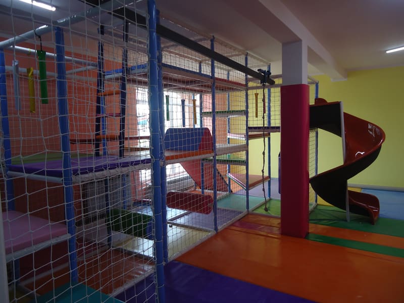 Lavirint na dva nivoa sa visećim vrećama, rampom i spiralnim toboganom u uglu