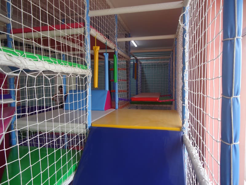 Prolaz kroz lavirint sa plavom rampom i mrežama sa obe strane