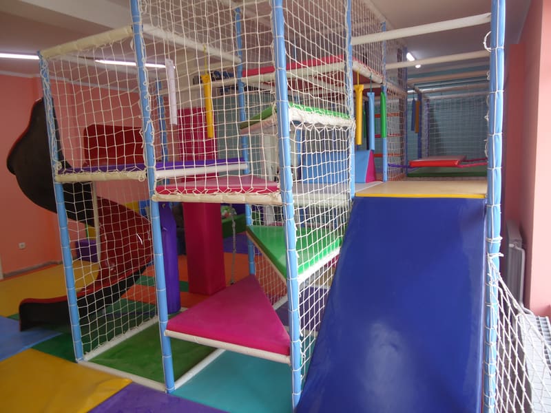 Lavirint sa trouglastim stepenicima, plavom rampom i toboganom sa strane