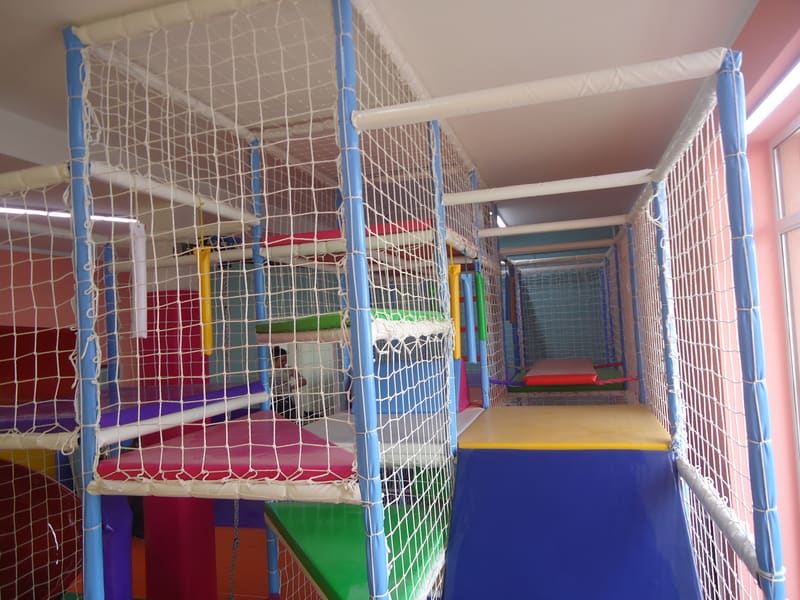 Unutrašnjost lavirinta — meki jastuci na platformi i plava rampa