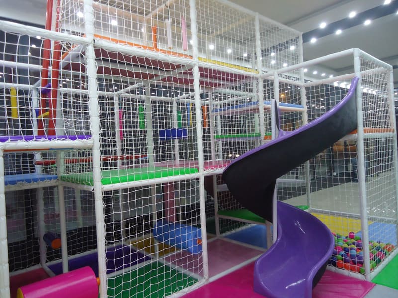 Ljubičasti spiralni tobogan, meki valjak i bazen sa lopticama uz lavirint