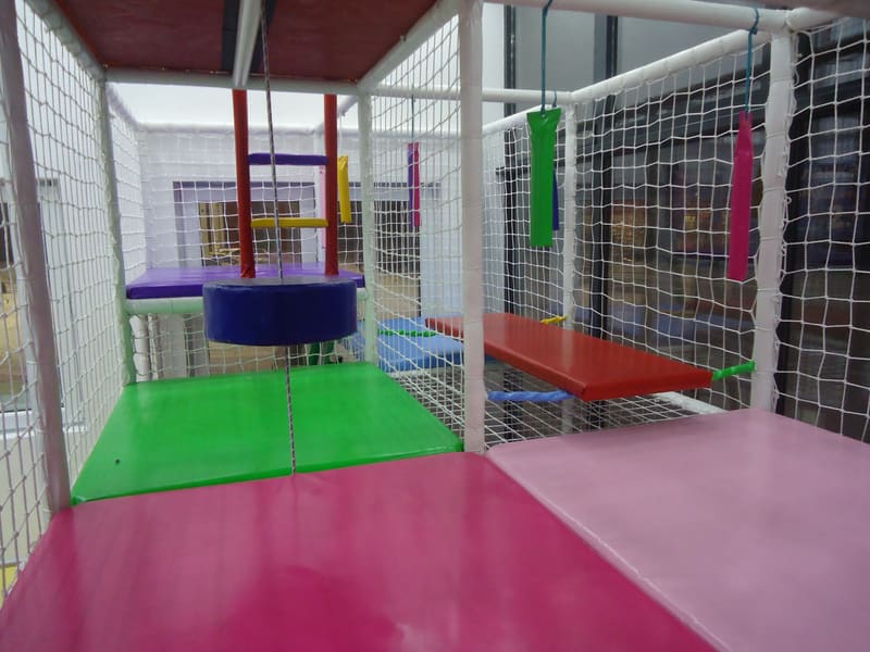 Ljuljaška sa okruglim sedištem i klupica unutar lavirinta