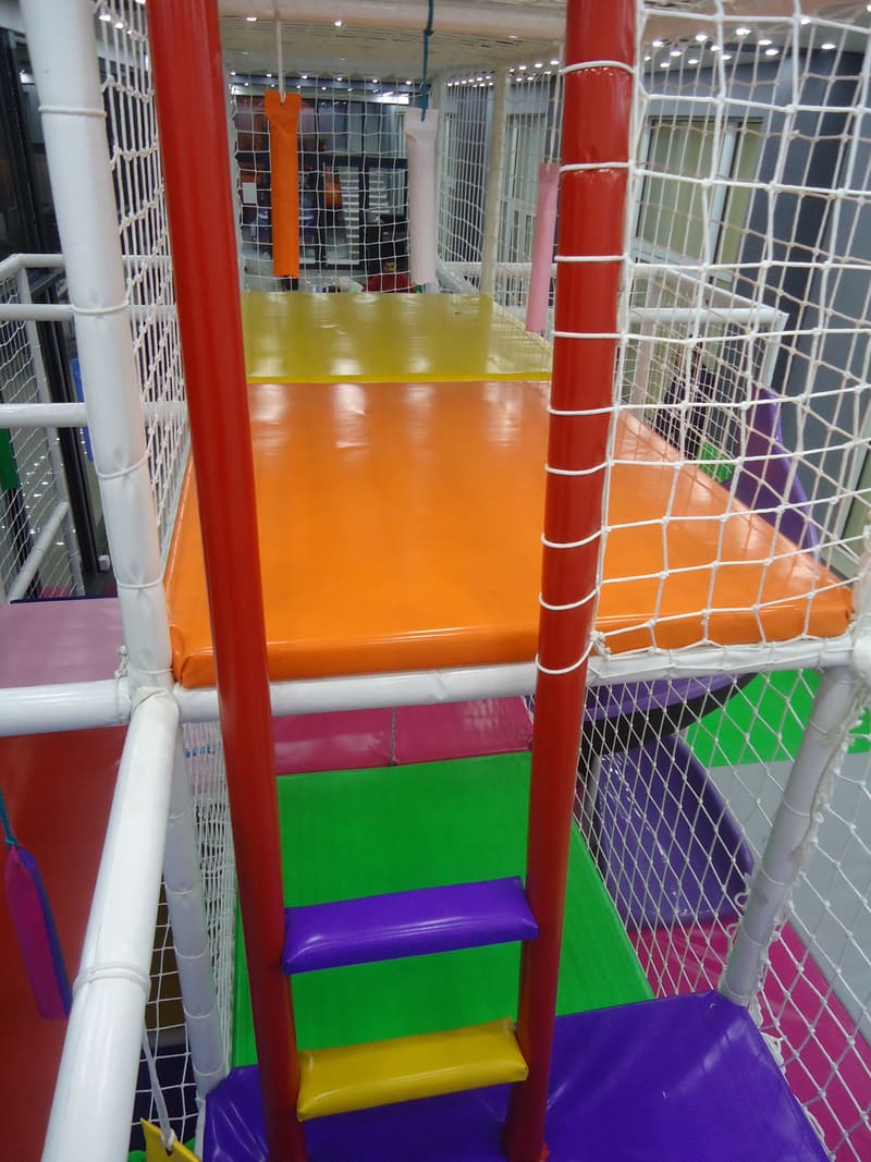 Merdevine sa mekim stepenicima ka narandžastoj platformi u lavirintu