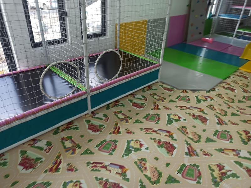 Trambolina sa obručima za ulaz, zaštitnom mrežom i tapaciranim okvirom