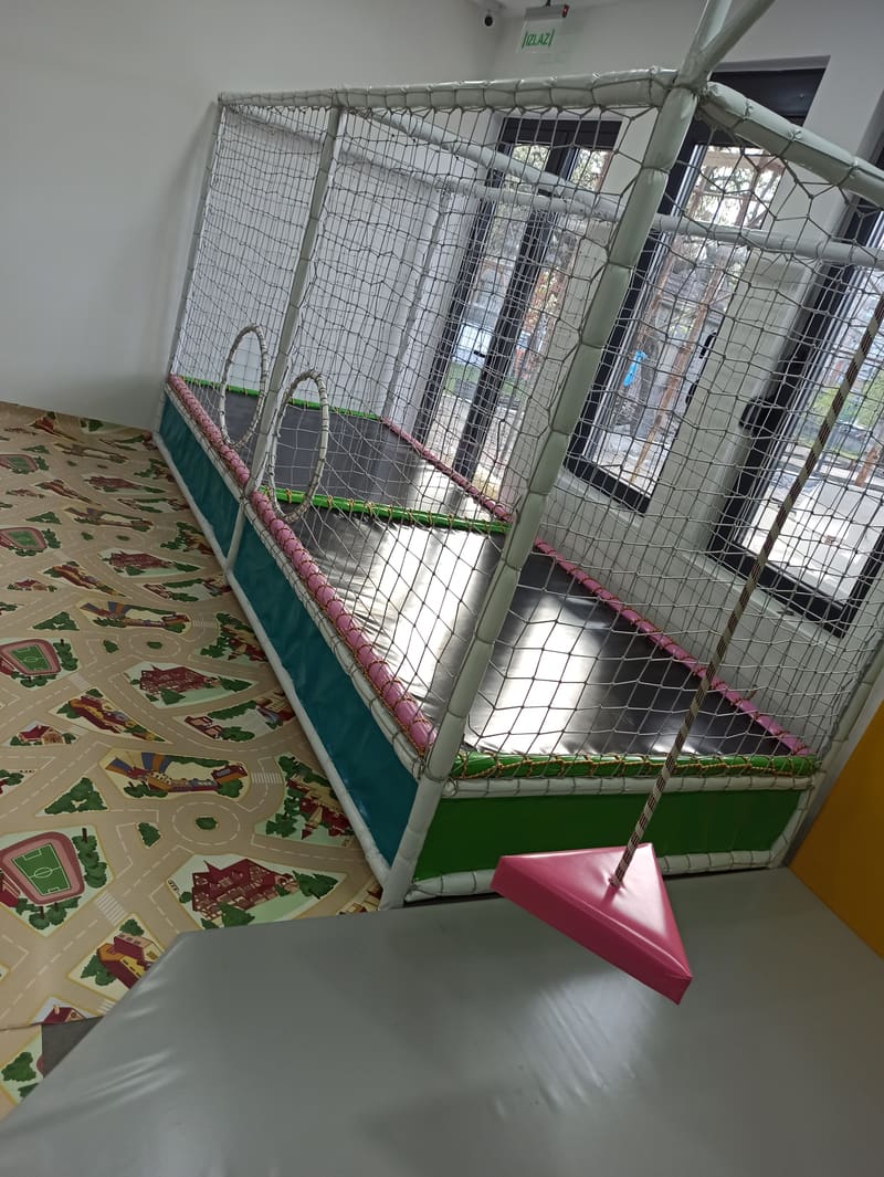 Trambolina sa tapaciranim ivicama i zaštitnom mrežom, snimljena celom dužinom