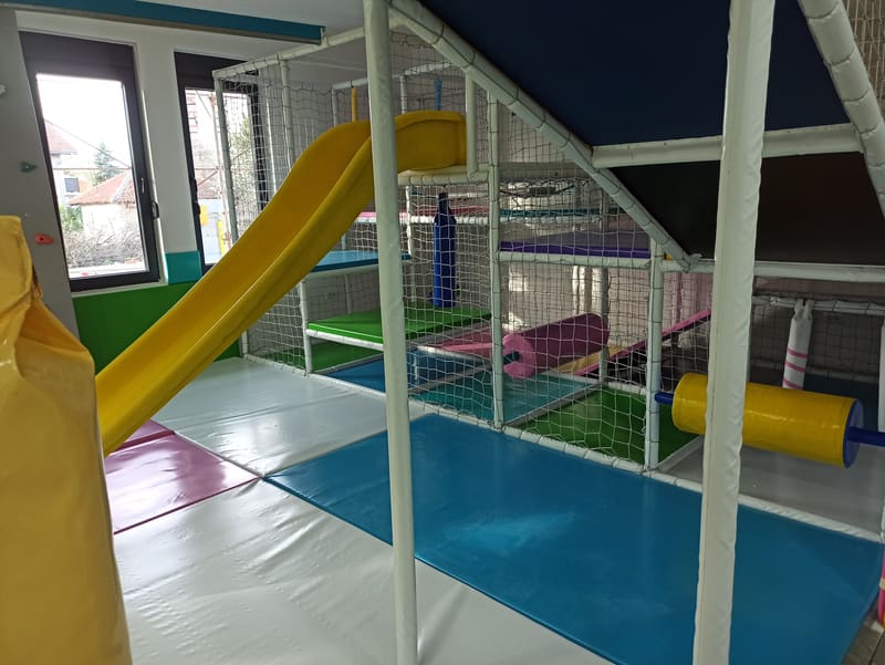 Lavirint sa žutim toboganom, mekim valjcima i plavim podlogama
