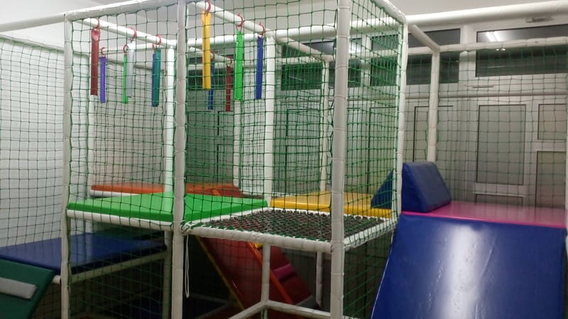 Lavirint na dva nivoa sa mrežastim podom, platformama u boji i visećim preprekama