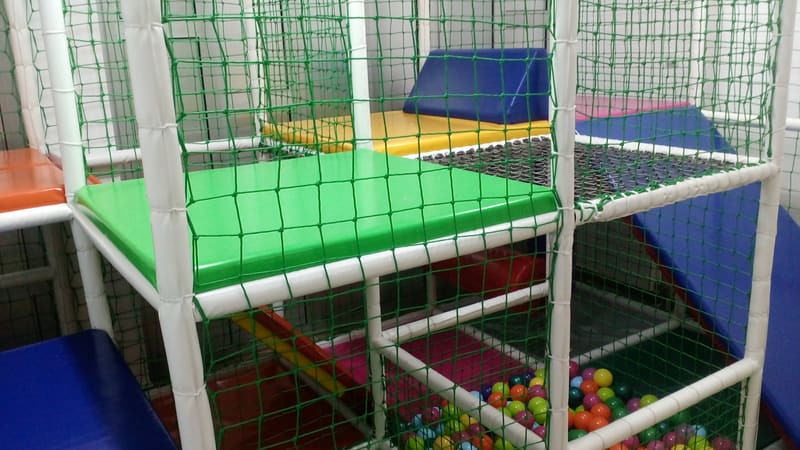 Platforme u zelenoj, žutoj i narandžastoj boji i mrežasti pod na drugom nivou