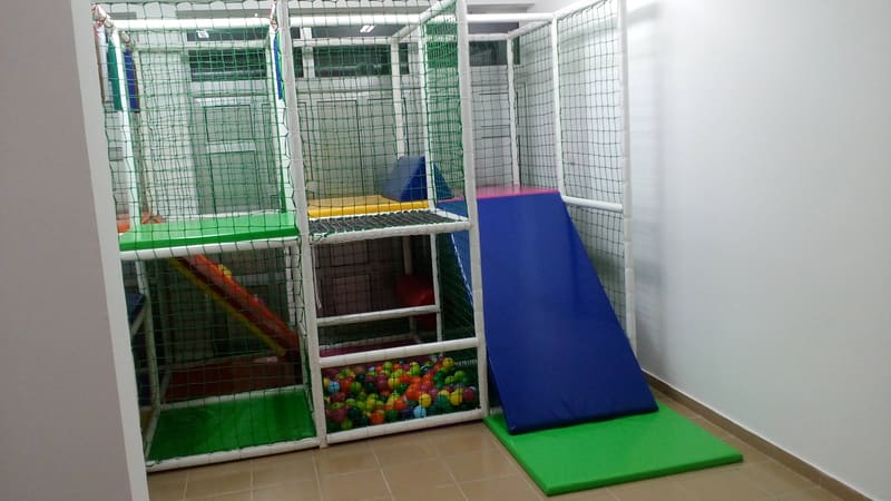 Lavirint sa plavom kosinom i zelenom podlogom na izlazu