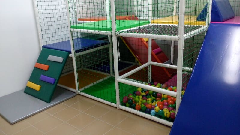 Rampa sa stepenicima, bazen sa lopticama i plava kosina uz lavirint