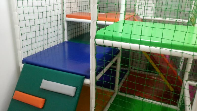 Zelena rampa sa mekim stepenicima u boji za penjanje u lavirint