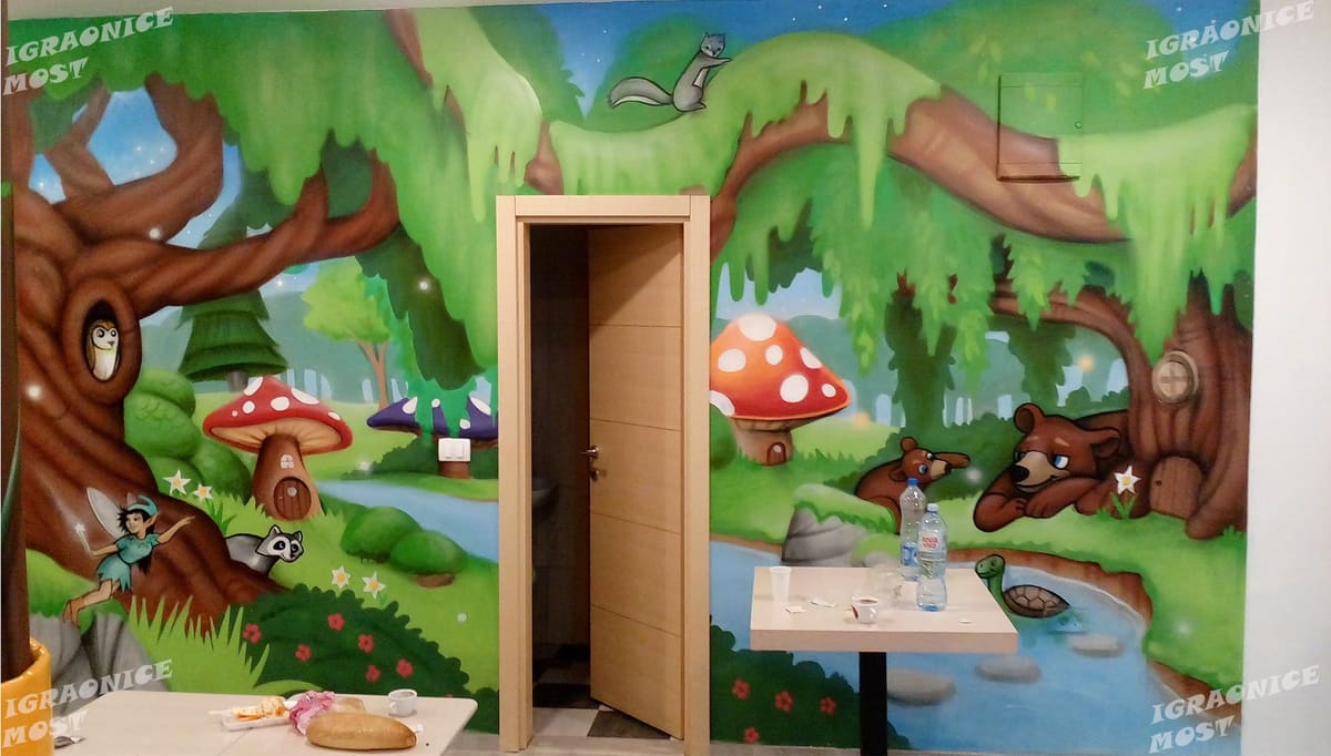 Oslikan zid sa motivom šume, drveta i životinja oko vrata igraonice