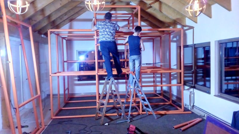 Montaža konstrukcije lavirinta pod drvenim krovom, pre postavljanja mreža