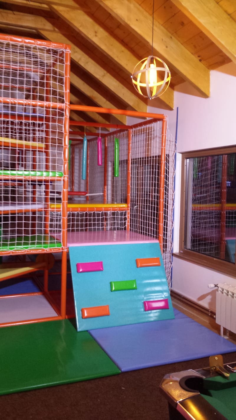 Rampa za penjanje sa mekim hvatovima i lavirint pod kosim krovom