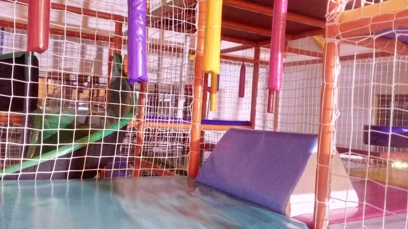 Meka trouglasta prepreka, zeleni spiralni tobogan i viseći stubovi u lavirintu