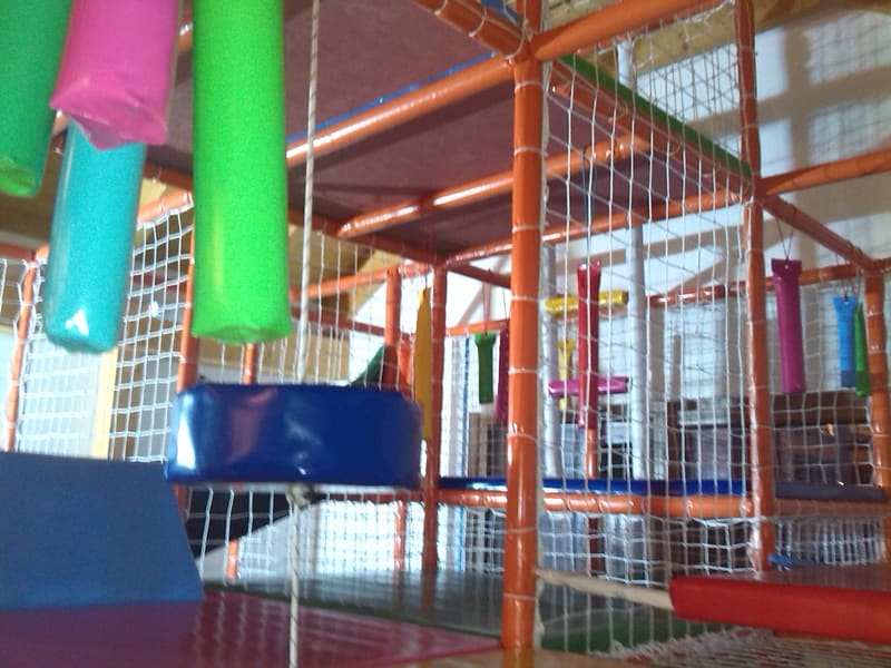 Viseće meke prepreke u boji i plava kosina na gornjem nivou lavirinta