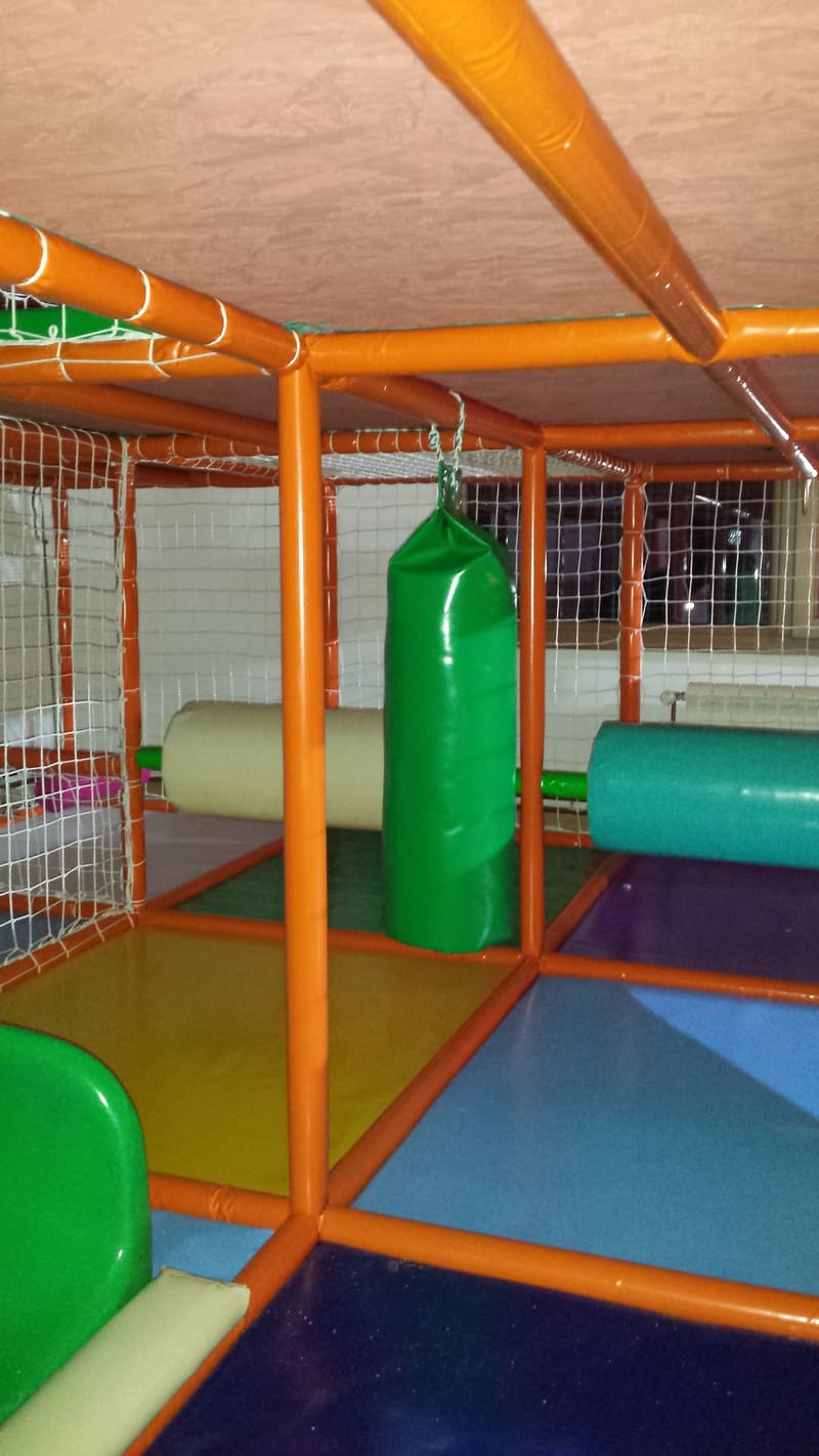 Zelena vreća za udaranje i meki valjci u donjem nivou lavirinta